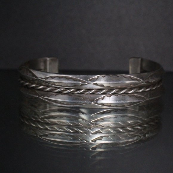 STERLING SILVER CARINATED CUFF NAVAJO OLD PAWN HAND TOOLED BRACELET - Picture 7 of 7